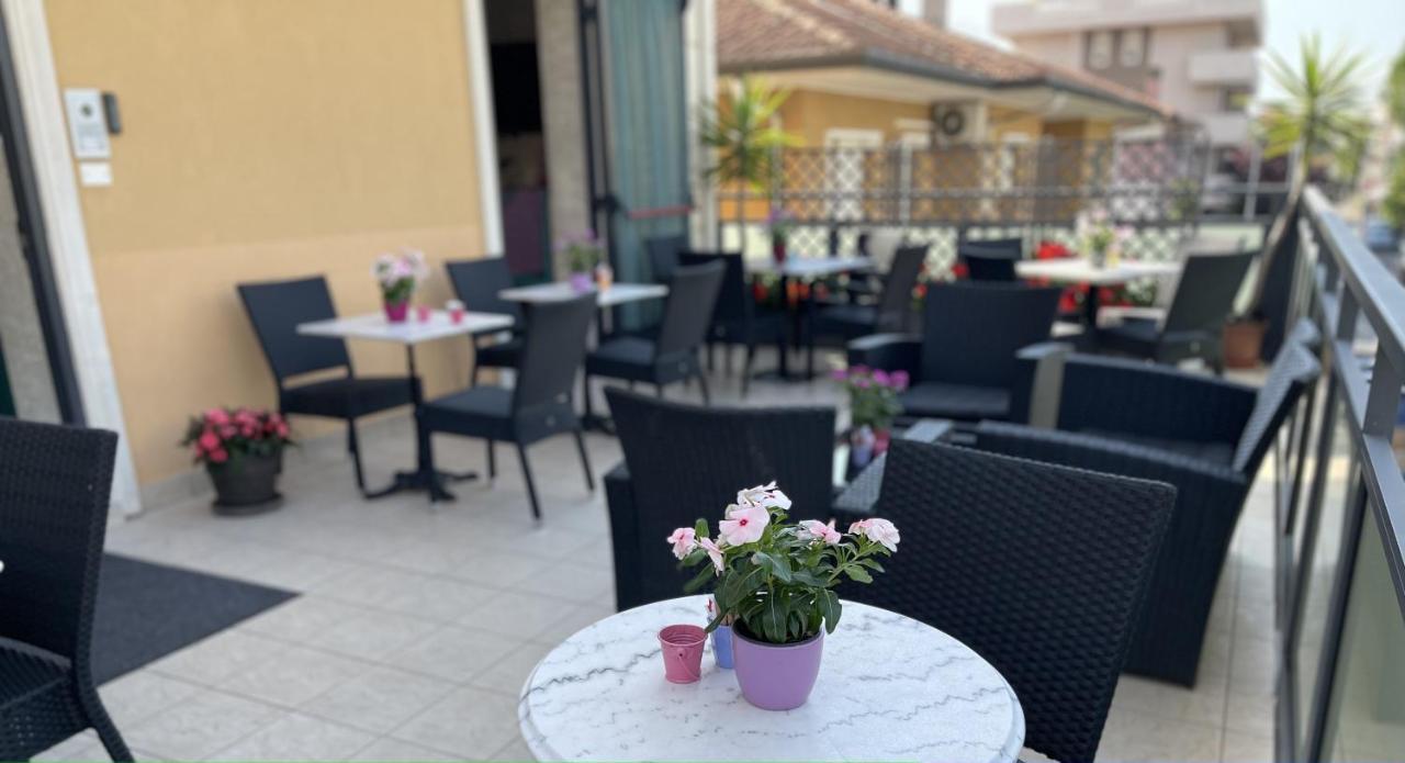 Hotel Liana Rimini Exterior foto